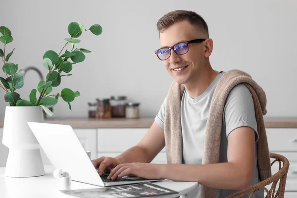 Young Man Using Laptop Table Office — Stock Photo, Image
