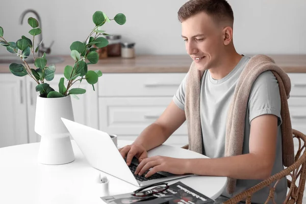 Молодий Чоловік Використовує Ноутбук Столом Офісі — стокове фото