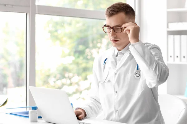 Manlig Läkare Arbetar Med Bärbar Dator Vid Bordet Kliniken — Stockfoto