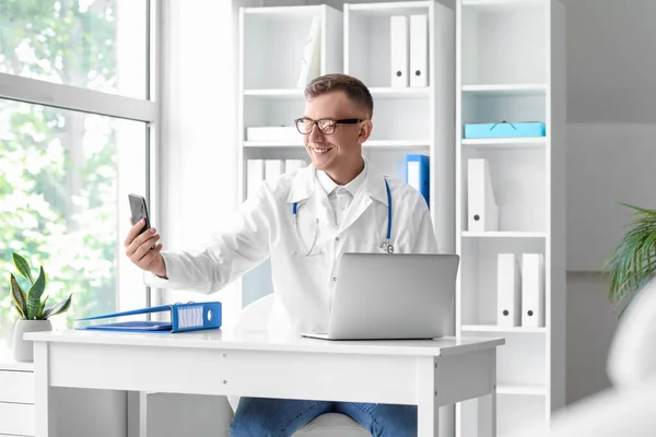 Male Doctor Mobile Phone Taking Selfie Clinic — Stock Photo, Image