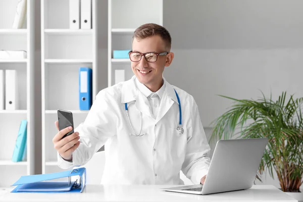 Médico Masculino Con Teléfono Móvil Tomando Selfie Clínica —  Fotos de Stock