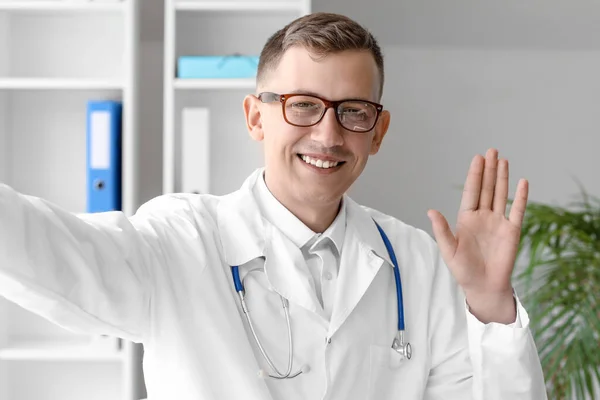 Médecin Masculin Avec Lunettes Prenant Selfie Clinique Gros Plan — Photo