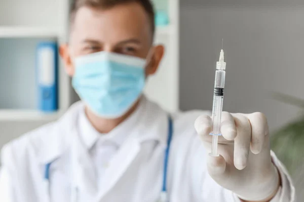 Tıbbi Maskeli Erkek Doktor Hastanede Şırıngalı Yakın Plan — Stok fotoğraf