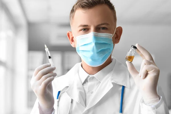 Arzt Medizinischer Maske Mit Spritze Und Ampulle Krankenhaus Nahaufnahme — Stockfoto