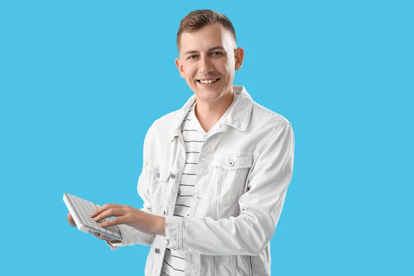 Jovem Com Teclado Computador Fundo Azul — Fotografia de Stock