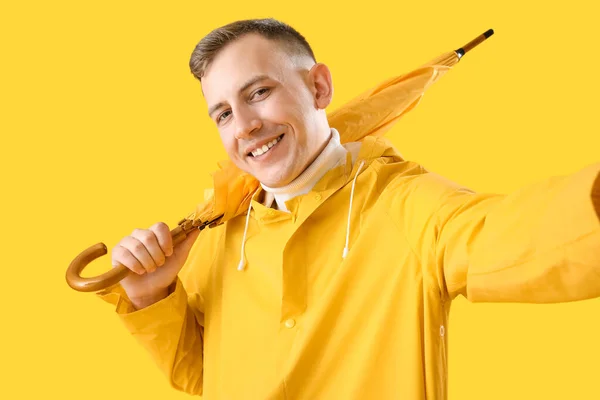 Jovem Com Guarda Chuva Tomando Selfie Fundo Amarelo — Fotografia de Stock