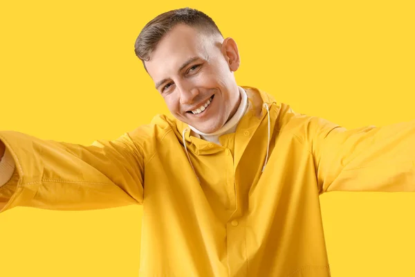 Jovem Capa Chuva Tomando Selfie Fundo Amarelo — Fotografia de Stock