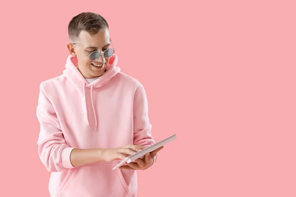 Young Man Computer Keyboard Pink Background — Stock Photo, Image