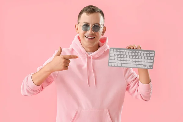 Jovem Apontando Para Teclado Computador Fundo Rosa — Fotografia de Stock