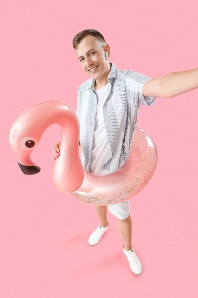 Giovane Uomo Con Anello Gonfiabile Prendendo Selfie Sfondo Rosa — Foto Stock