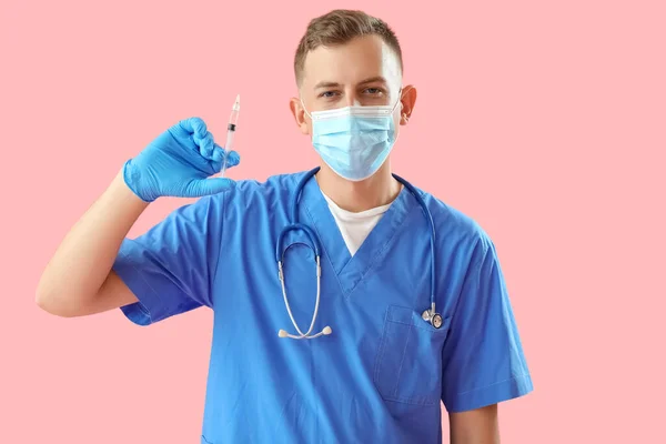 Male Doctor Medical Mask Syringe Pink Background — Stock Photo, Image