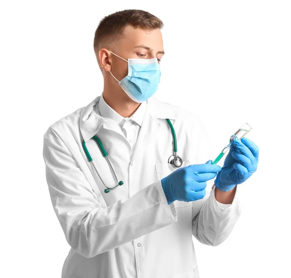 Arzt Medizinischer Maske Mit Spritze Und Ampulle Auf Weißem Hintergrund — Stockfoto
