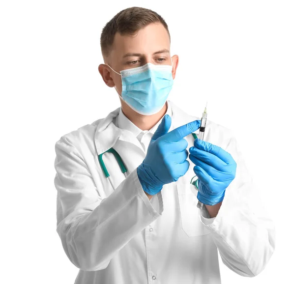 Männlicher Arzt Medizinischer Maske Mit Spritze Auf Weißem Hintergrund — Stockfoto