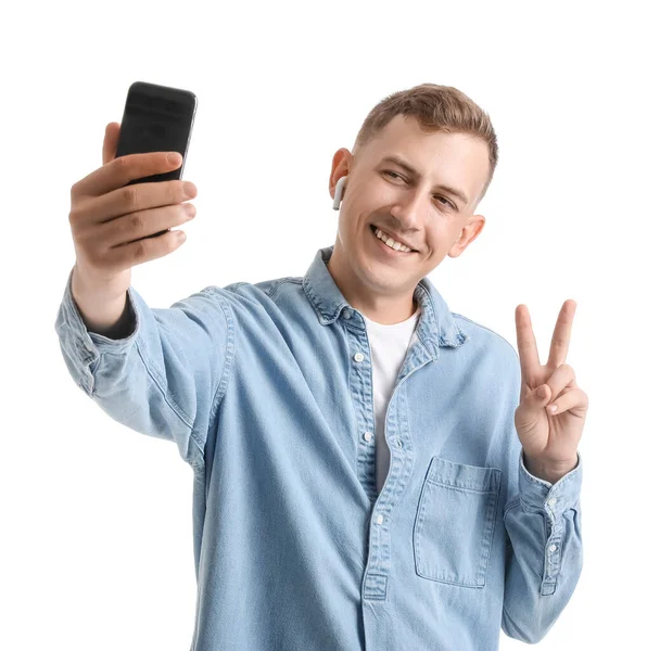 Красивый Молодой Человек Мобильным Телефоном Делает Селфи Белом Фоне — стоковое фото