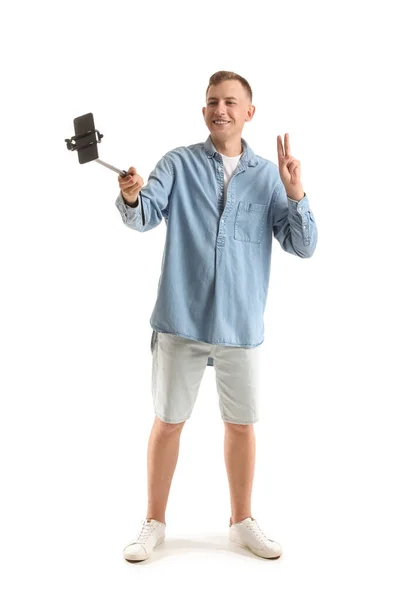 Przystojny Młody Człowiek Telefonem Komórkowym Robi Selfie Białym Tle — Zdjęcie stockowe