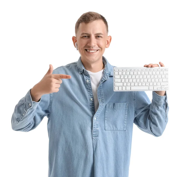 Νεαρός Άνδρας Ακουστικό Που Δείχνει Πληκτρολόγιο Του Υπολογιστή Λευκό Φόντο — Φωτογραφία Αρχείου