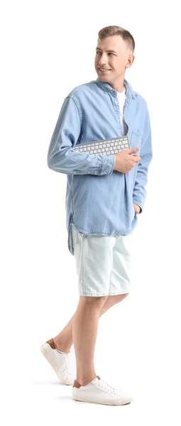 Jovem Com Teclado Computador Fundo Branco — Fotografia de Stock