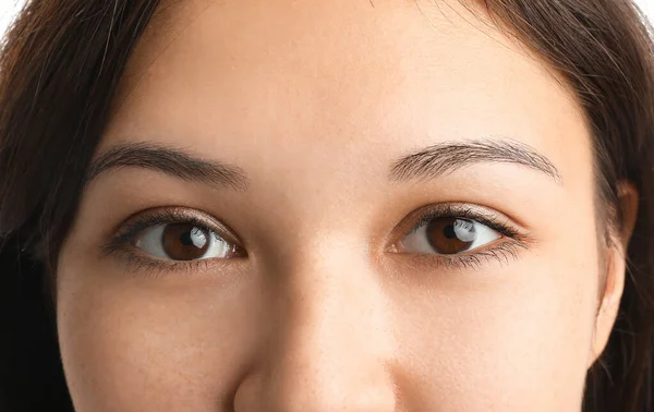 Jeune Femme Asiatique Avec Les Yeux Bruns Sur Fond Blanc — Photo