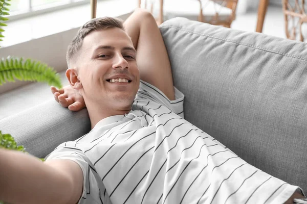 Jovem Tomando Selfie Sofá Casa Close — Fotografia de Stock