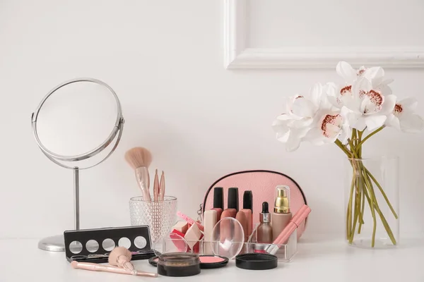 Organizador Con Cosméticos Bolsa Espejo Flores Jarrón Sobre Mesa Cerca — Foto de Stock