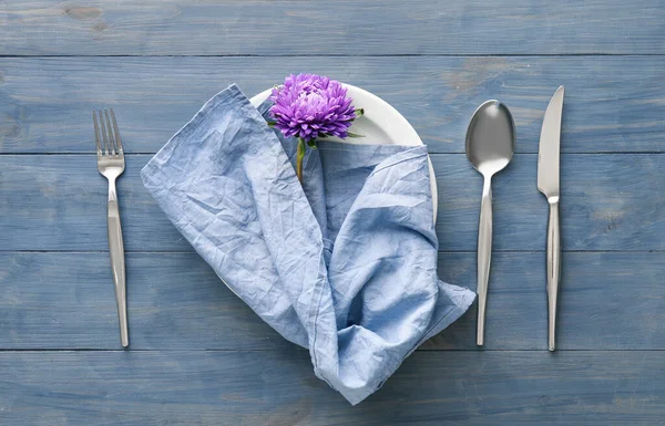 Τραπεζαρία Πετσέτα Χρυσάνθεμο Λουλούδι Στο Πιάτο Και Μαχαιροπήρουνα Μπλε Ξύλινο — Φωτογραφία Αρχείου