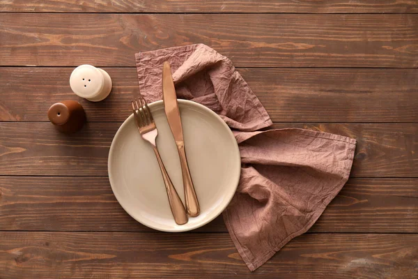 Table Setting Cutlery Plate Napkin Salt Pepper Shakers Wooden Background — Stock Photo, Image