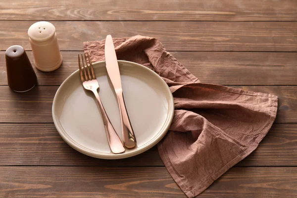 Tischdekoration Mit Besteck Teller Serviette Salz Und Pfefferstreuern Auf Holzgrund — Stockfoto