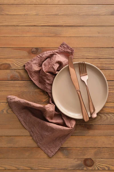 Configuração Mesa Elegante Com Talheres Placa Guardanapo Fundo Madeira — Fotografia de Stock