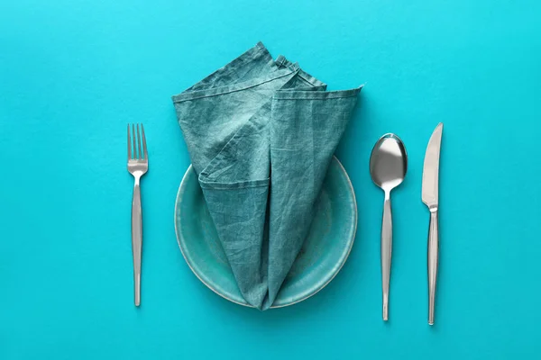 Ajuste Mesa Con Cubiertos Servilleta Placa Sobre Fondo Color —  Fotos de Stock