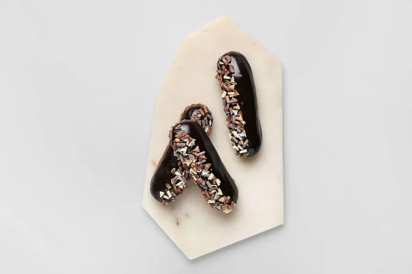 Доска Вкусными Шоколадными Эклерами Светлом Фоне — стоковое фото