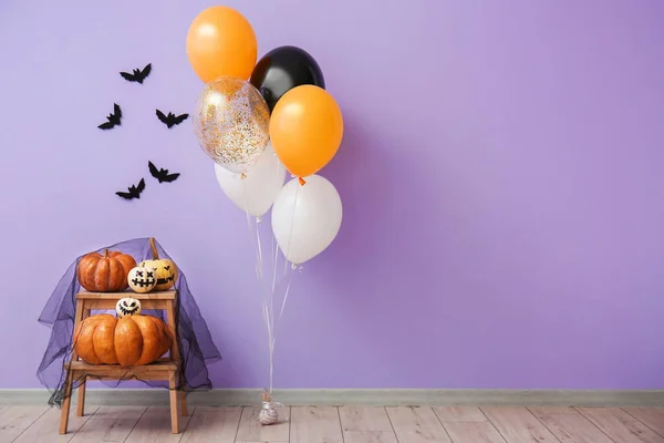 Trap Met Pompoenen Halloween Ballonnen Buurt Van Violette Muur — Stockfoto
