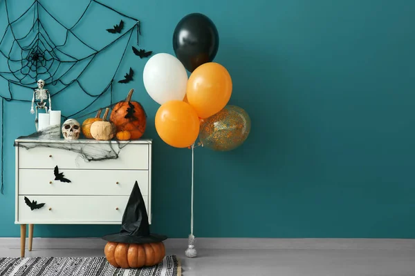 Chest Drawers Halloween Decor Pumpkins Balloons Color Wall — Stock Photo, Image