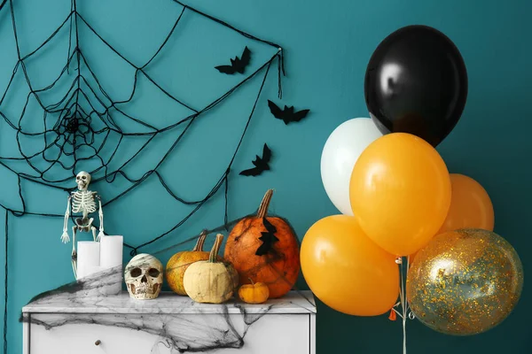 Commode Avec Décor Halloween Citrouilles Ballons Près Mur Couleur — Photo