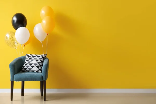 靠近黄墙的印有万圣节气球的时髦扶手椅 — 图库照片