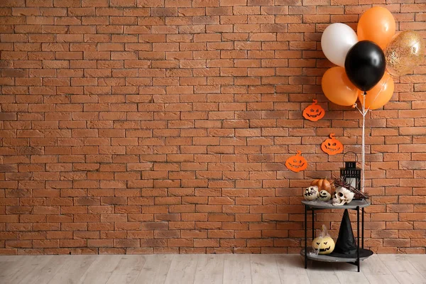 Table Avec Citrouilles Halloween Crâne Ballons Près Mur Briques — Photo