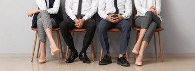 Genç iş adamları iş görüşmesini bekliyor.