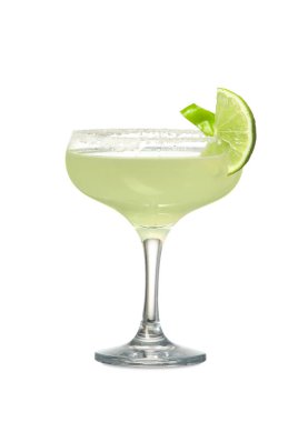 Beyaz arka planda bir bardak lezzetli margarita kokteyli.