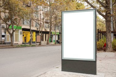 Şehir caddesinde modern boş reklam panosu