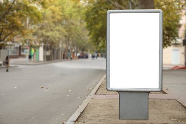 Şehir caddesinde modern boş reklam panosu