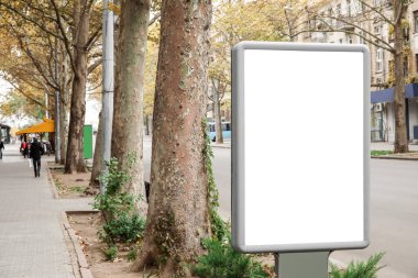 Şehir caddesinde modern boş reklam panosu