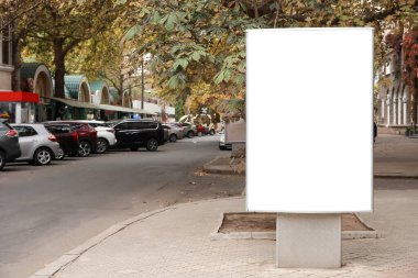 Şehir caddesinde modern boş reklam panosu
