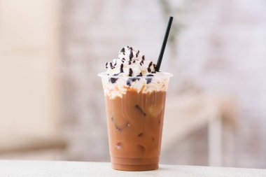 Plastik bardak lezzetli buzlu kahve.