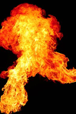 Siyah arkaplanda yanan alev