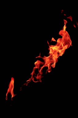 Siyah arkaplanda yanan alev