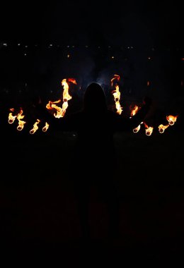 Ateş gösterisi sanatçısı karanlıkta dışarıda.