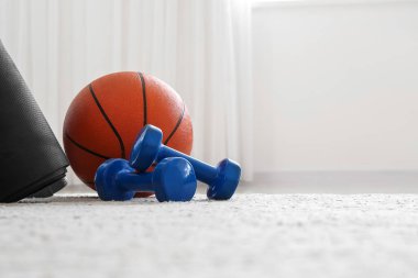 Dambıllar ve top ışık odasında yerde.