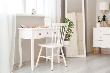 Dekoratif kozmetik ürünleriyle makyaj sanatçısının işyeri.