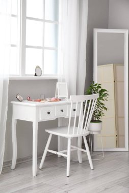 Dekoratif kozmetik ürünleriyle modern makyaj sanatçılarının işyeri.