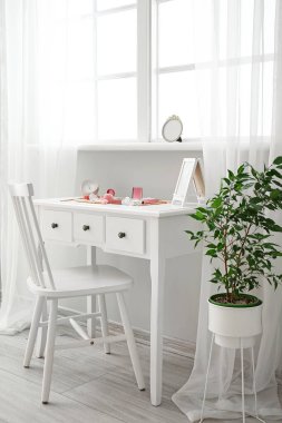 Dekoratif kozmetik ürünleriyle makyaj sanatçısının işyeri.