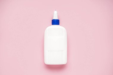 Pembe arka planda bir şişe yapıştırıcı.